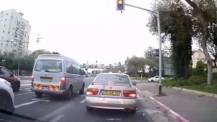 Ce cycliste va passer à 2 doigts du drame... Fou