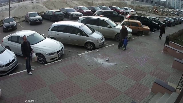 Des adolescents jettent un bloc de béton sur des passants... Drame évité de justesse