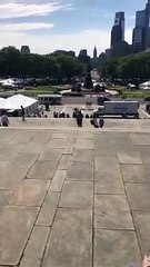 Alain Attard monte les marches de Rocky Balboa au Museum of Art de Philadelphie