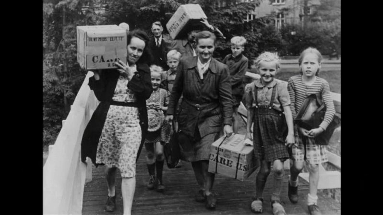 70 Jahre danach: Berliner feiern Rosinenbomber