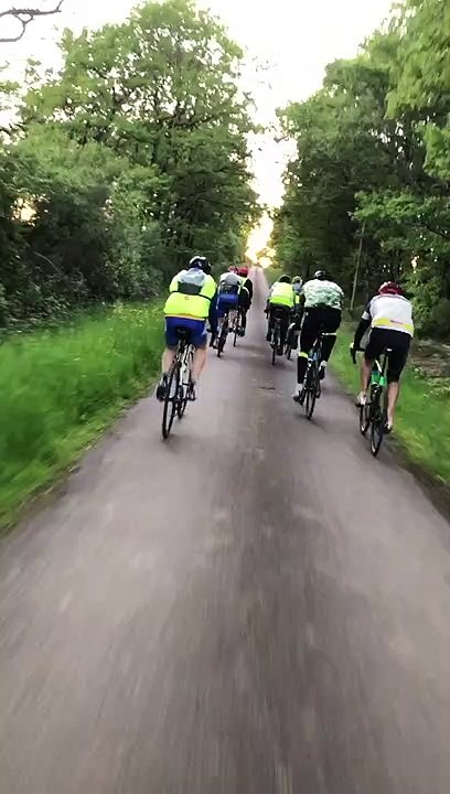 Le peloton filant vers Pressac, dernier contrôl...