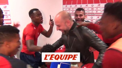 Lopez enlevé par ses joueurs - Foot - WTF