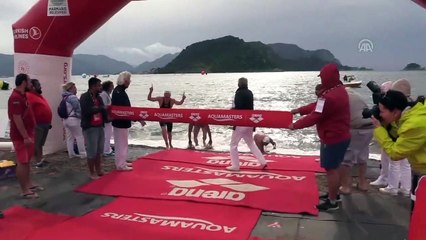 Un nageur de 13 ans (Seyfi Dike) bousculé par un nageur adulte avant l'ar