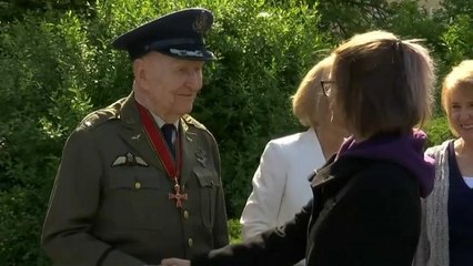 The 'candy bombers' who gave a besieged city hope