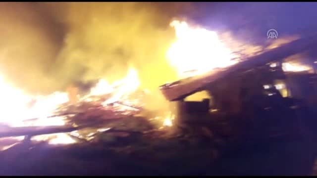 Köyde Çıkan Yangında 11 Ev Kullanılamaz Hale Geldi