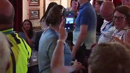 Manchester City revalida el título inglés pese al acoso del Liverpool