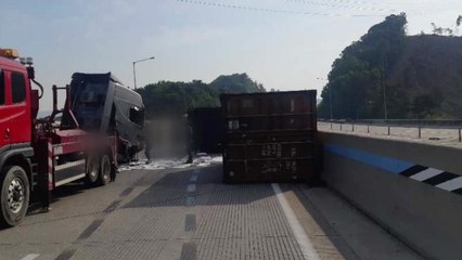 고속도로서 트레일러 사고...컨테이너 떨어져 정체 / YTN