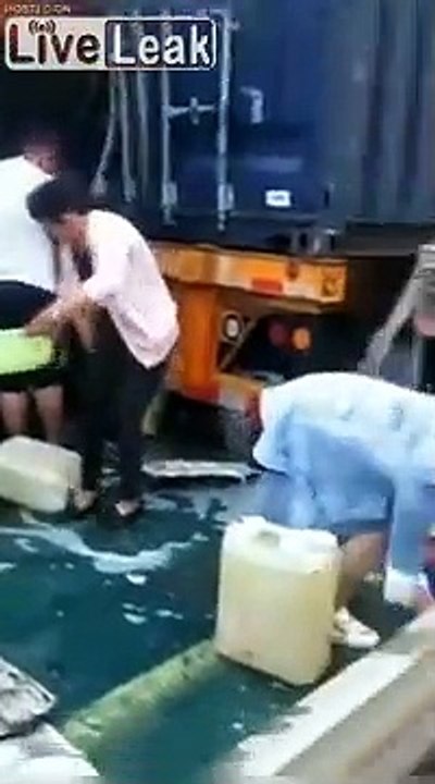 Ils récupèrent l'essence d'un camion citerne accidenté !