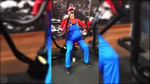 Super Mario... fait de la muscu à la salle de sport LOL