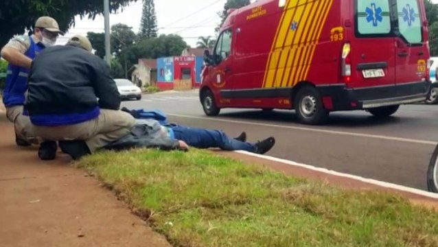 Motociclista sofre queda após atropelar cachorro no Bairro Periolo