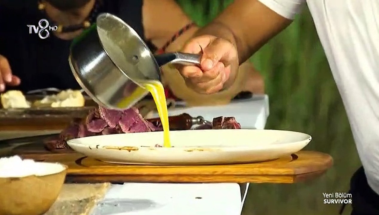 Nusret, elleriyle altın kaplama et yedirdi! Survivor’da ödülü kim