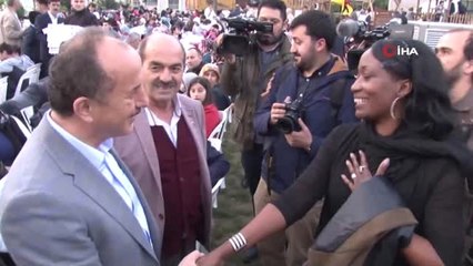 ABD'li Şarkıcı Della Miles, Türkiye'deki İlk İftarını Bağcılar'da Açtı