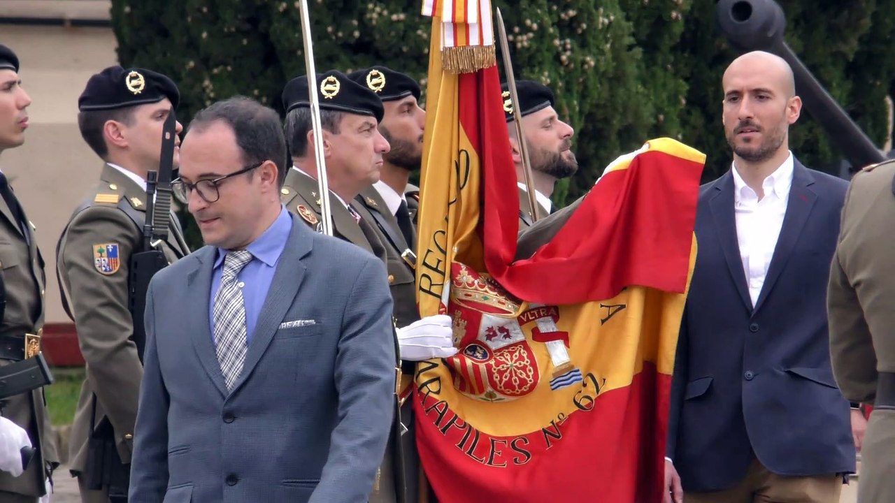 Casi medio millar de catalanes juran bandera española en Barcelona