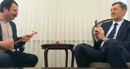 Bakan Selçuk, Hayranlıkla Dinlediği Müzik Öğretmenini Saniye Saniye Kaydetti
