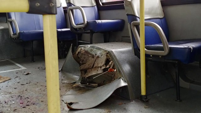 달리던 시내버스 타이어 파열...17명 부상 / YTN