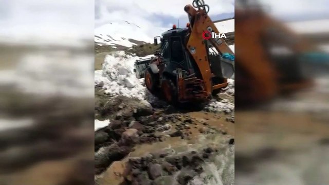Karlı yolları aşarak su arızasını giderdiler