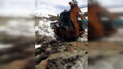 Karlı yolları aşarak su arızasını giderdiler