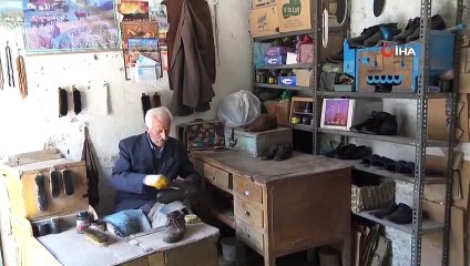 Yarım asırdır ekmeğini ayakkabı boyacılığından çıkarıyor
