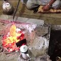 یہ خاتون سلگتا ہوا لوہا کیوں چاٹ رہی ہے ؟ جان کر آپ کو یقین نہیں آئے گا ایسا بھی ممکن ہے