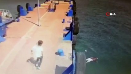 İskeleden denize atlayan kadını gemi görevlisi böyle kurtardı