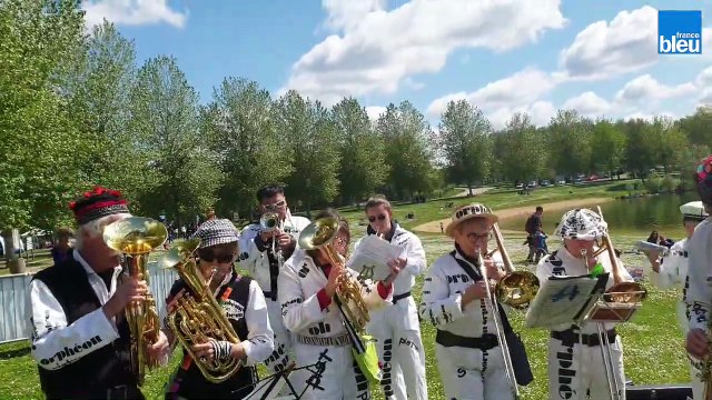 La fanfare Orphéon à Léry-Poses pour la randonnée France Bleu Normandie
