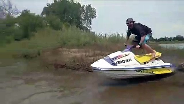 Il se prend une belle gamelle en Jet Ski