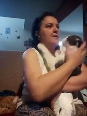 Ce chat handicapé est tellement reconnaissant envers sa maîtresse... Magnifique