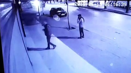 İşyerinin darabasına yazı yazan şahıslar güvenlik kameralarına yansıdı - ADANA