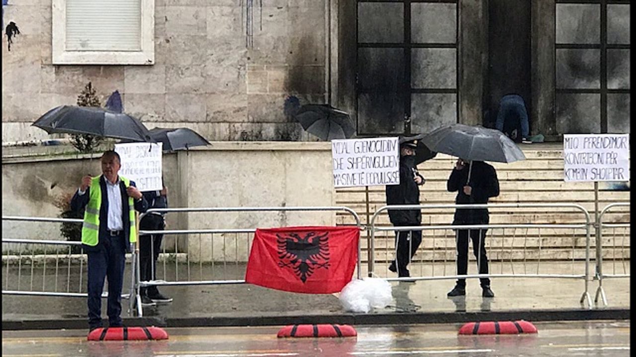 Polici i acaruar heq tabelat e vendosura para Kryeministrisë