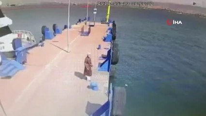 İskeleden Denize Atlayan Kadını Gemi Görevlisi Böyle Kurtardı