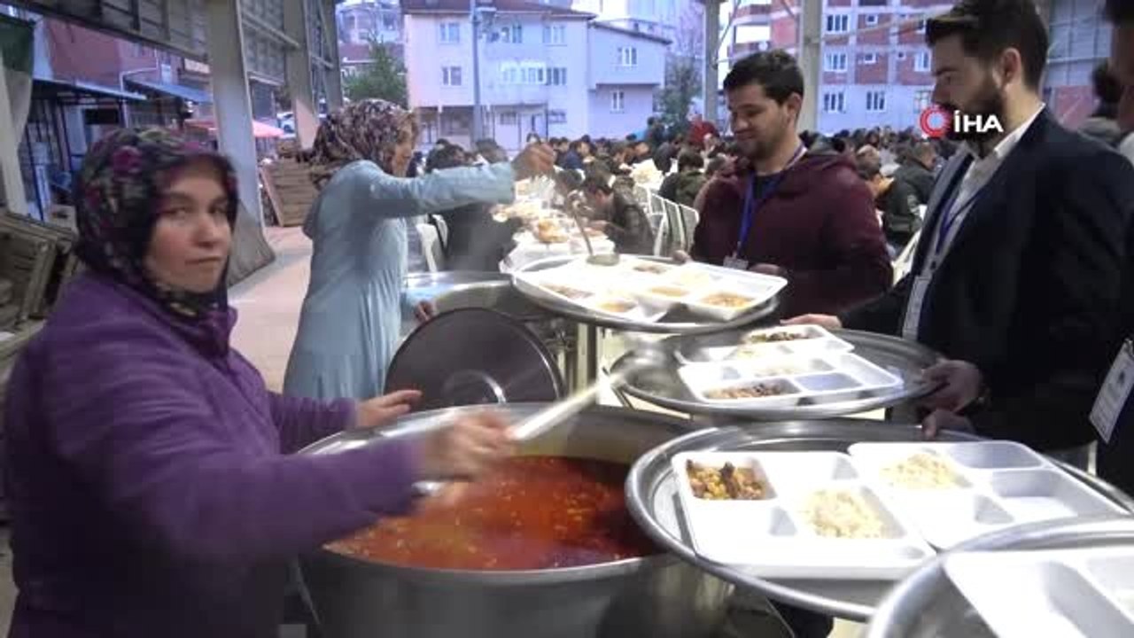 Gençler Bir Araya Gelip Bin Kişiye İftar Verdi