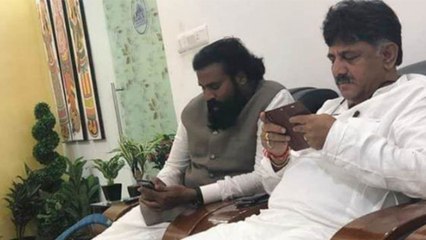 ಹುಬ್ಬಳ್ಳಿ ವಿಮಾನ ನಿಲ್ದಾಣದಲ್ಲಿ ಡಿ ಕೆ ಶಿವಕುಮಾರ್ ಹಾಗು ಬಿ ಶ್ರೀರಾಮುಲು ಮುಖಾಮುಖಿ