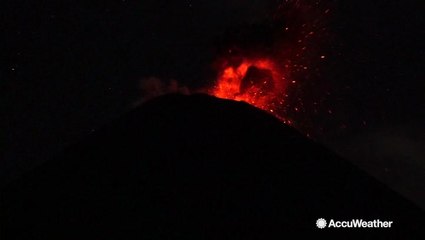 Descargar video: Volcano violently erupts spewing ash and smoke into the sky