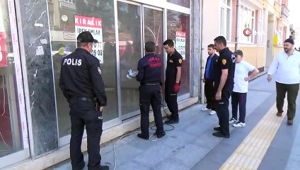 Dükkanda mahsur kalan kedi için kurtarma operasyonu