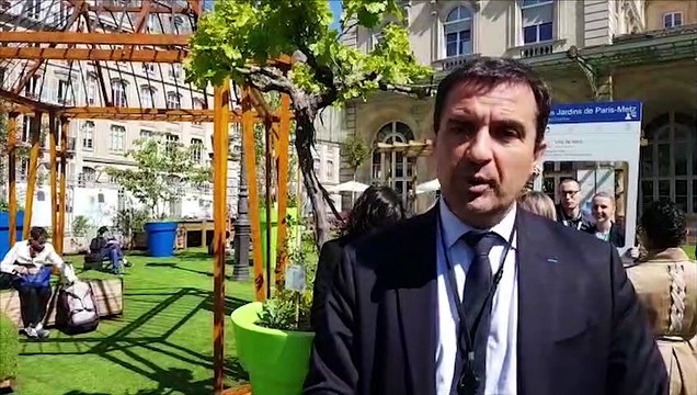 Parisiens et voyageurs ont pris leurs aises dans le jardin éphémère implanté, par les services des espaces verts de Metz, sur le parvis de la gare de l'Est