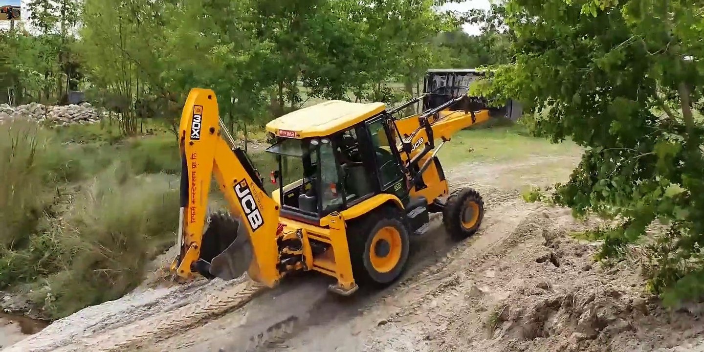 Camera Capture Snake in JCB Working Place(1)
