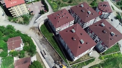 Yol 15 santimetre derinlikte yarıldı, site bahçelerinde çökme oluştu... Bölge havadan görüntülendi