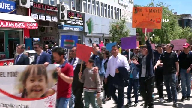 Engelli bireylerden farkındalık yürüyüşü