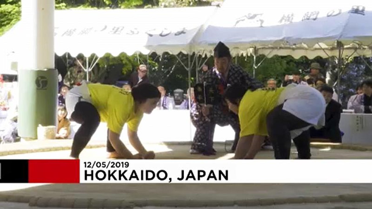 Extra an Muttertag: Frauen-Sumoturnier in Japan