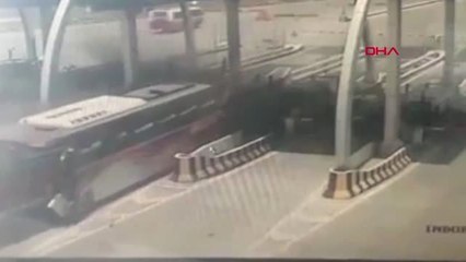 Dha Dış - Kontrolden Çıkan Otobüs, Gişelerdeki Kamyonu Biçti