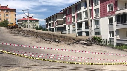 Yolda Çatlaklar Oluştu