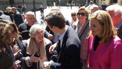 Casado visita Pamplona, donde le regalan una lata de espárragos