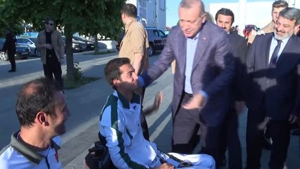 Cumhurbaşkanı Erdoğan, İstiklal Caddesi'nde Vatandaşlarla Buluştu