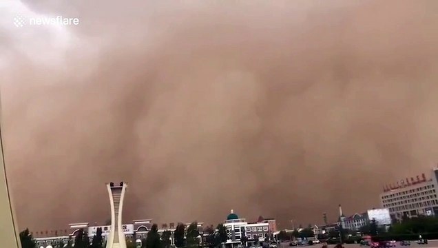 Massive sandstorm turns Chinese city skies dark yellow