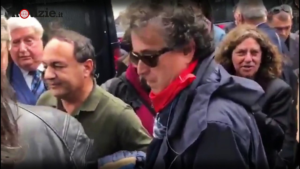 Mimmo Lucano accolto da migliaia di studenti a La Sapienza durante il corteo di Forza Nuova  | Notizie.it