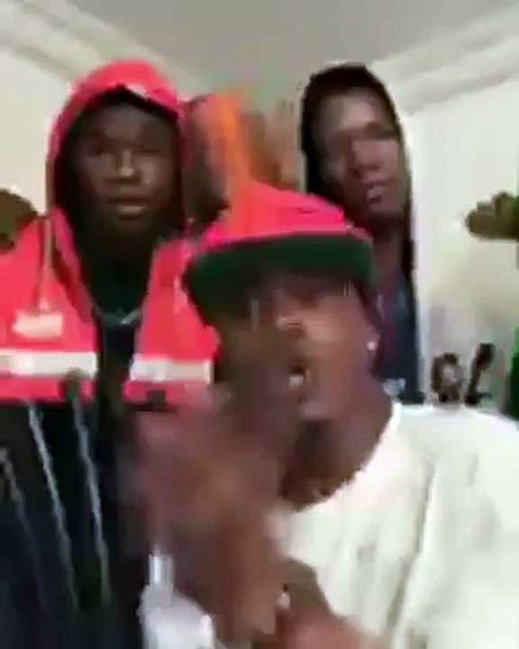 Ces jeunes font une chanson à propos d'Ariel Sheney. A voir absolument !