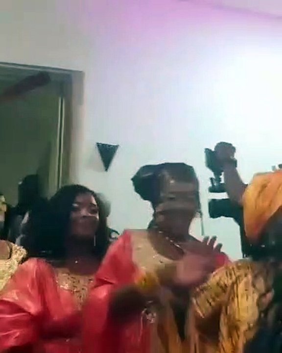 Ces demoiselles d’honneur font une entrée mémorable. A voir !