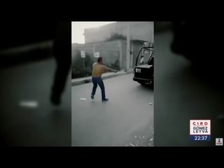 Roba pistola a policía para evitar detención de sus amigos | Noticias con Ciro Gómez Leyva
