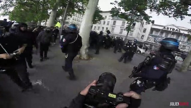 Un policier attaqué par une trottinette à Lyon (Gilets Jaunes Acte 26)