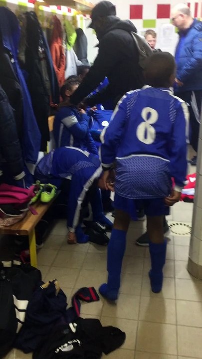 Belle ambiance  dans les vestiaires de LOUVRES après les victoires des CHAMPENOIS